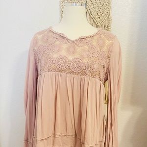 Beautiful KNOX ROSE flowy top with a gorgeous embroidered on top !!🌸🌸😍😍😍